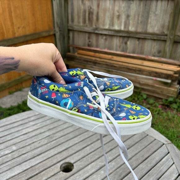 out of this world sneakers👽🍕🍩🪐 Alien pizza size 4 blue spaceship retro - Picture 8 of 9